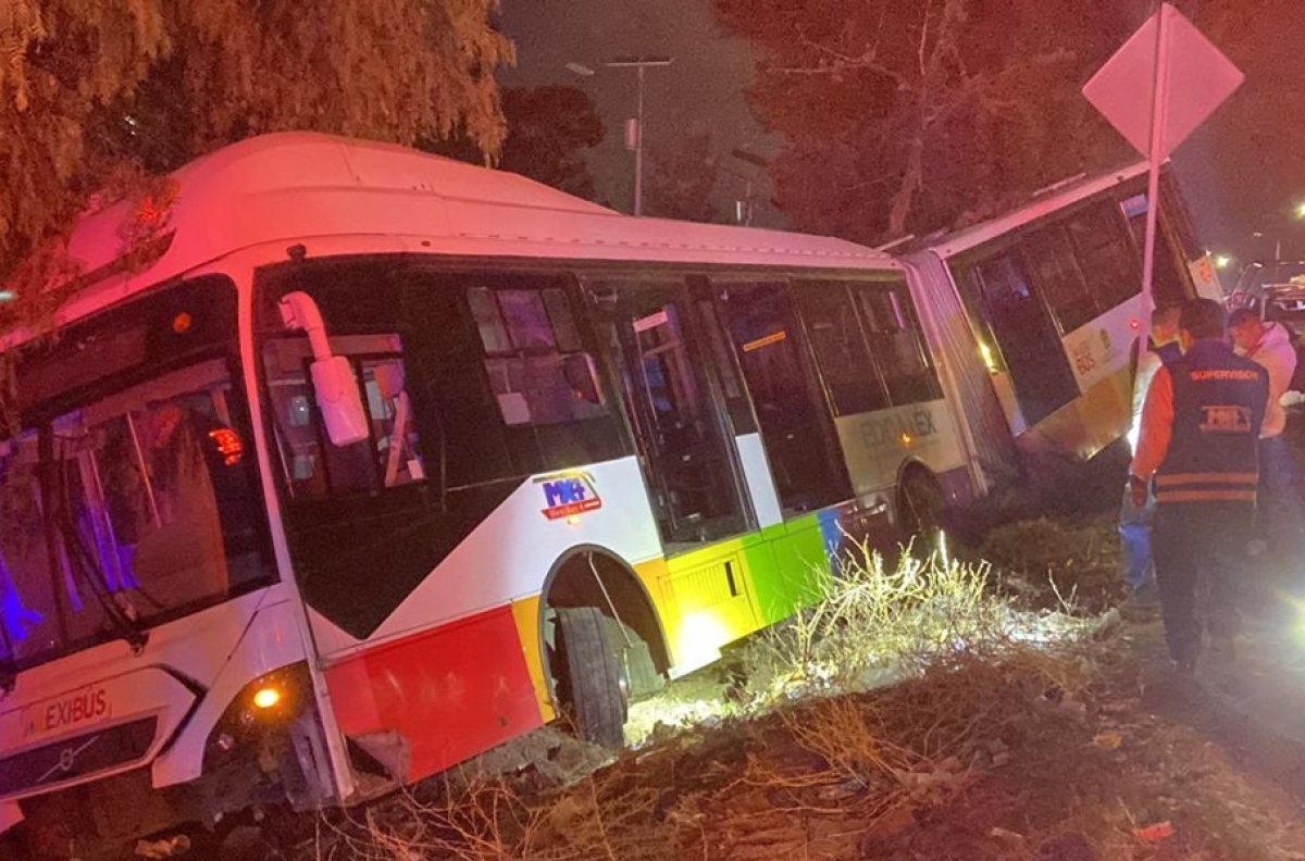 Accidente de autobús en la carretera México-Pachuca deja seis pasajeros heridos