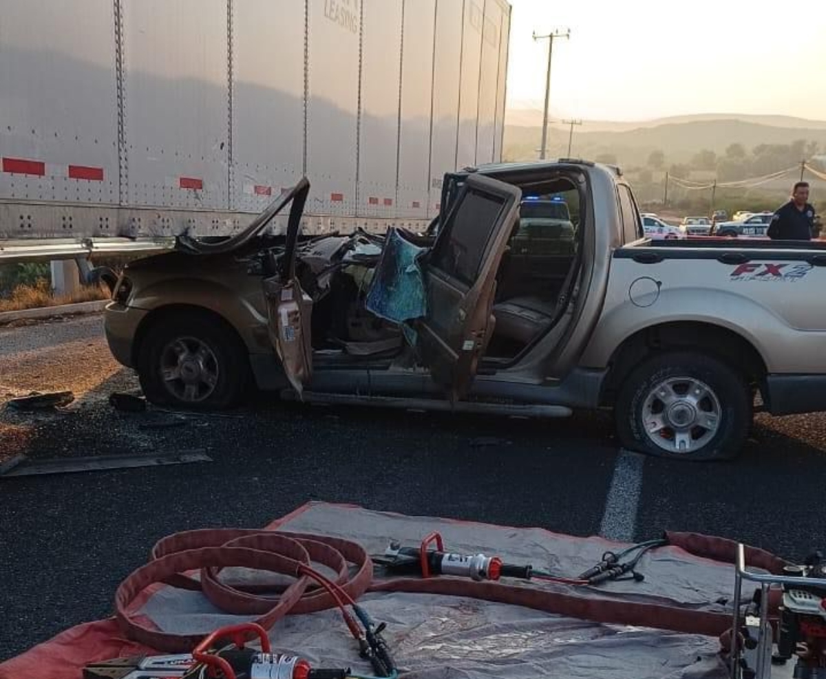 Progreso: camioneta se estrella contra tráiler; una mujer sin vida