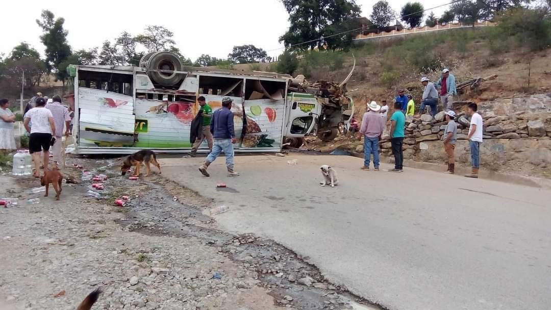 Camión de Jarritos se accidenta en carretera Pacula-Zimapán