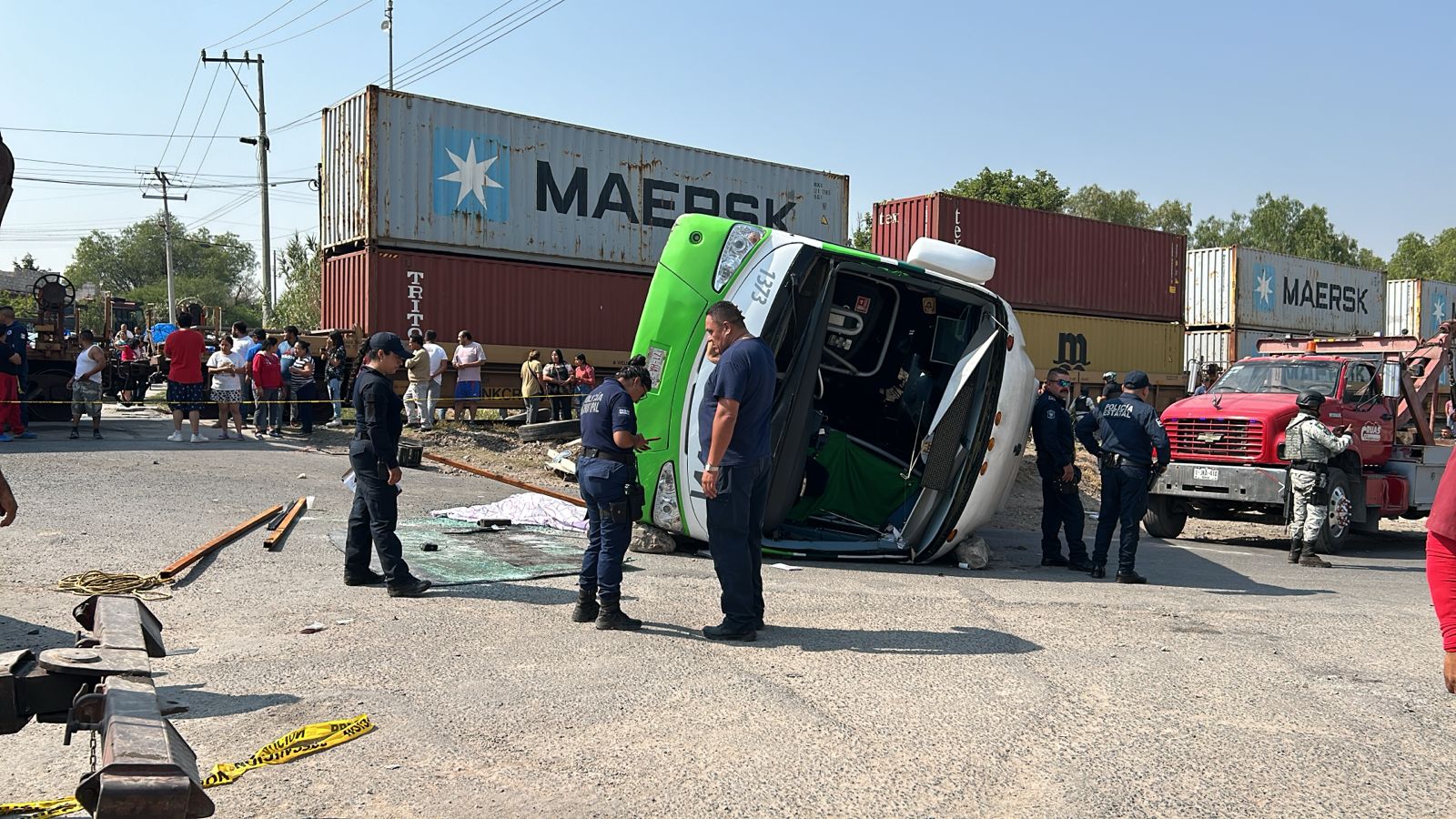 Atitalaquia: chofer de autobús está prófugo tras choque con tren que dejó un muerto