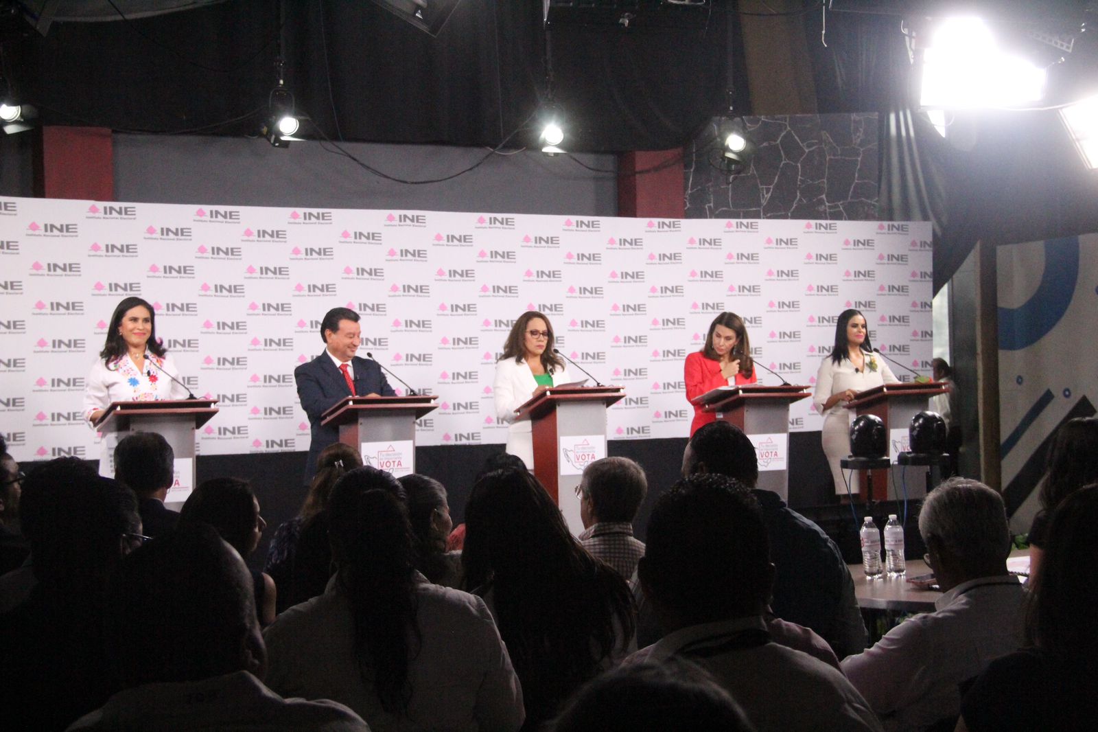 Señalamientos y descalificaciones imperaron en primer debate del INE