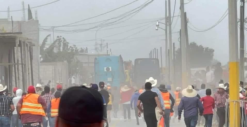 Se da a la fuga chófer de tráiler involucrado en arrancones y accidente en Epazoyucan