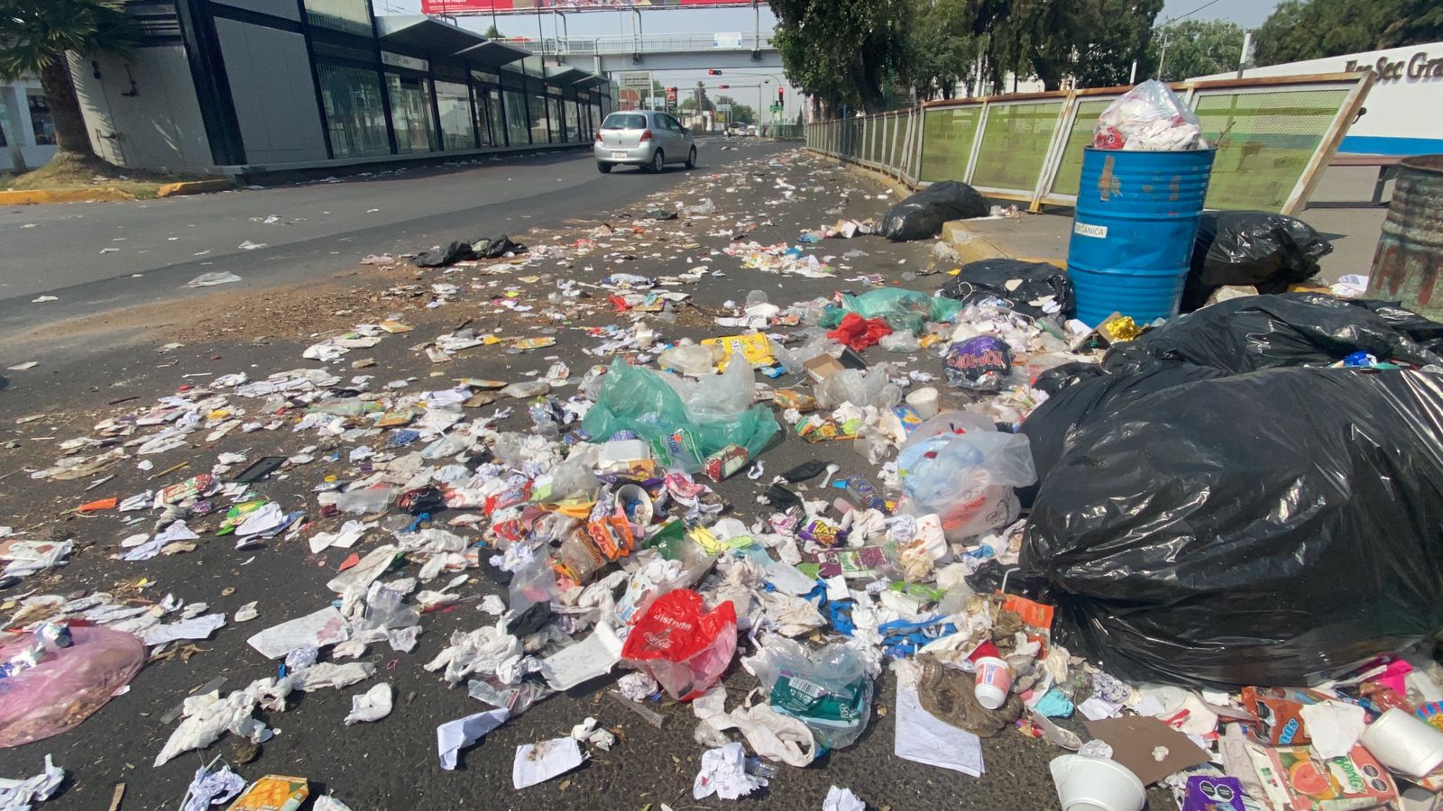 ¿Por qué el bulevar Felipe Ángeles amaneció con tanta basura? Te decimos