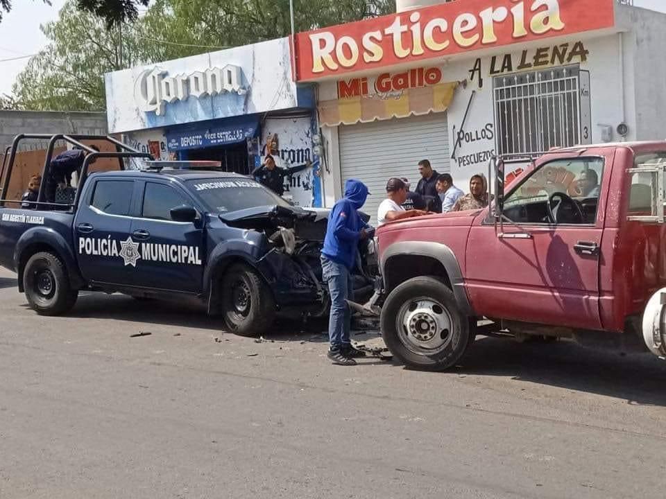 San Agustín Tlaxiaca: choque entre patrulla y pipa de gas deja cuatro policías heridos