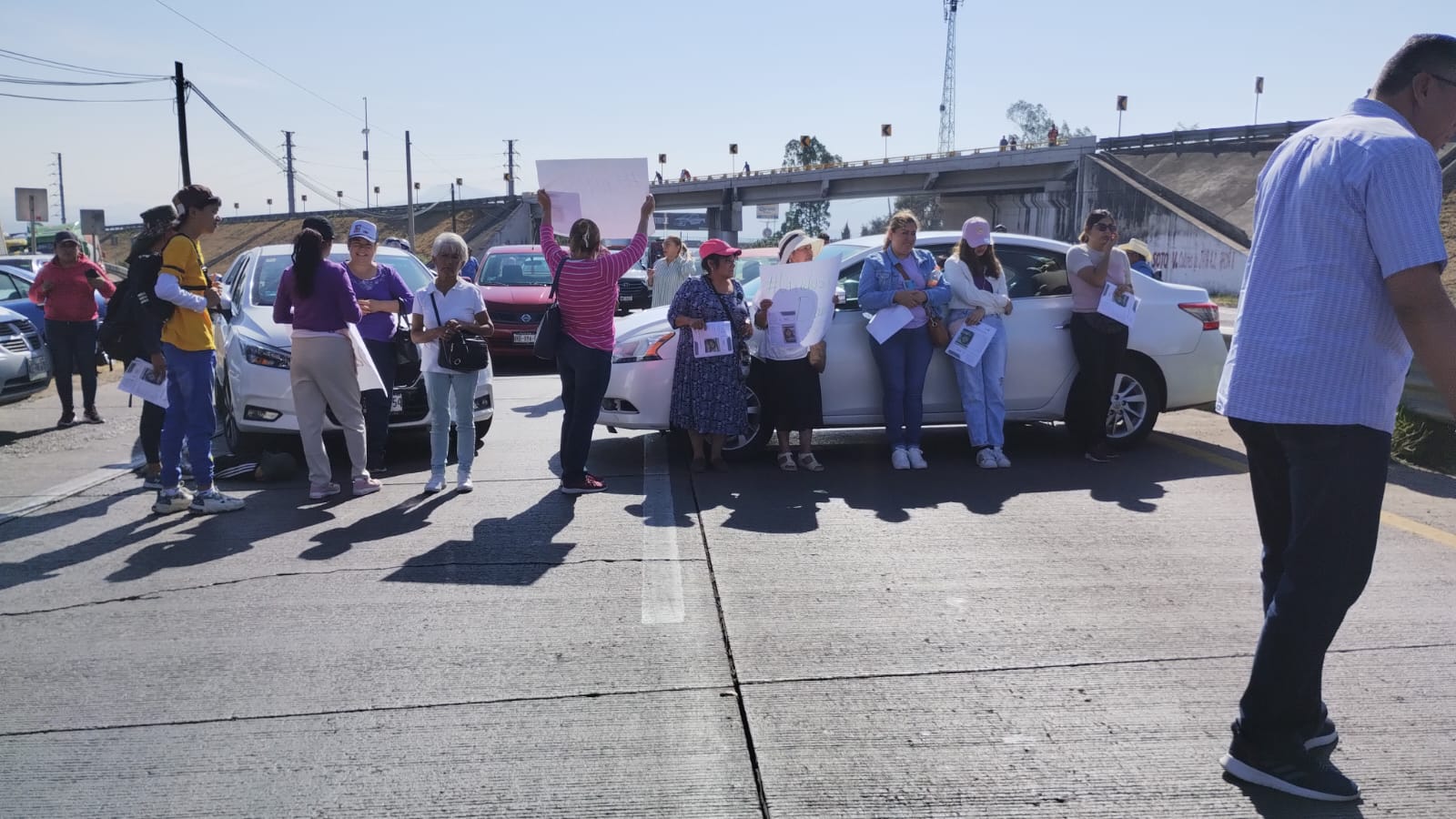 Bloquean la carretera México-Tuxpan: exigen localización de adolescente