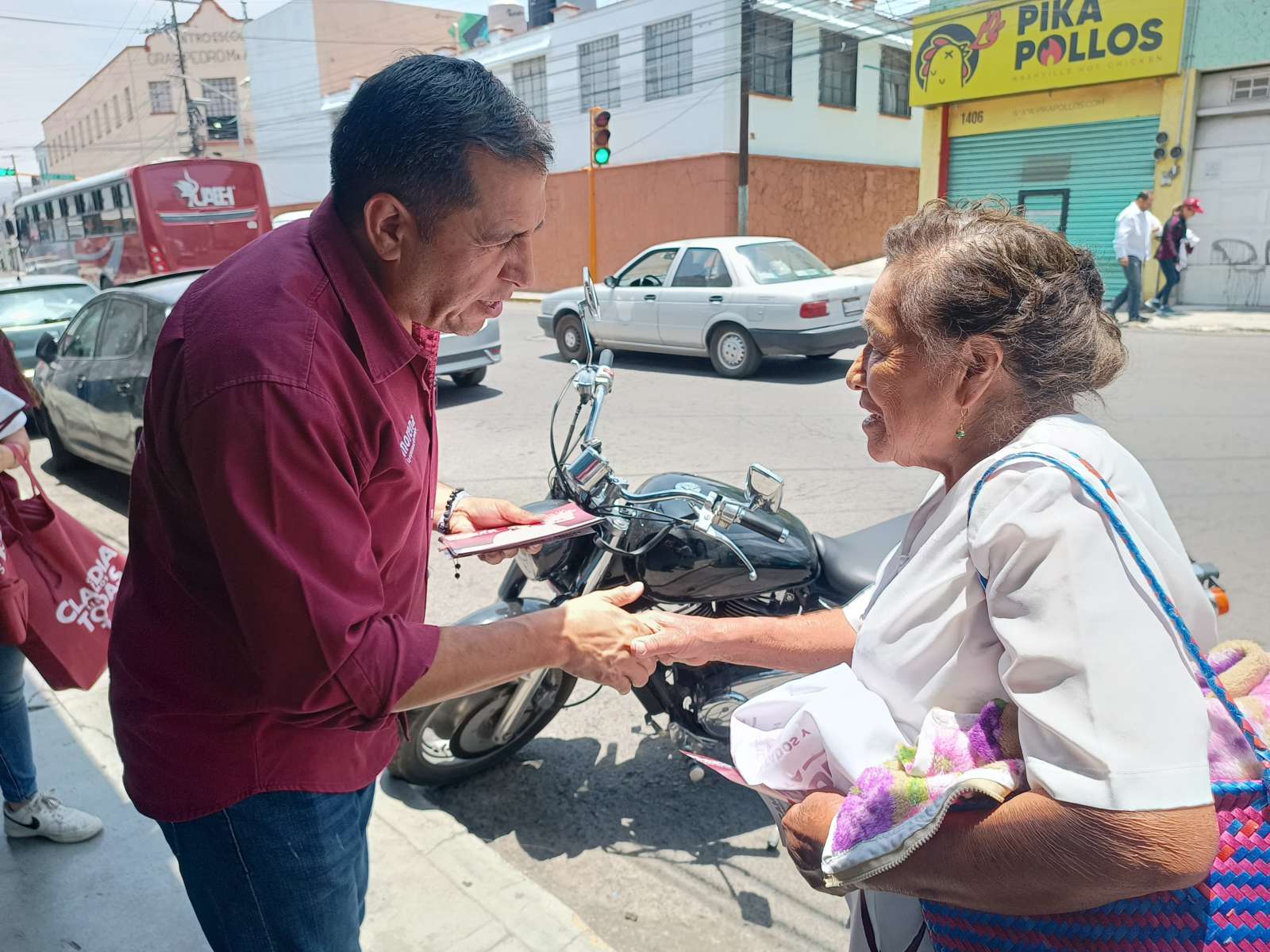 Al dialogar con la gente, Ricardo Crespo encuentra testimonios de abuso de poder