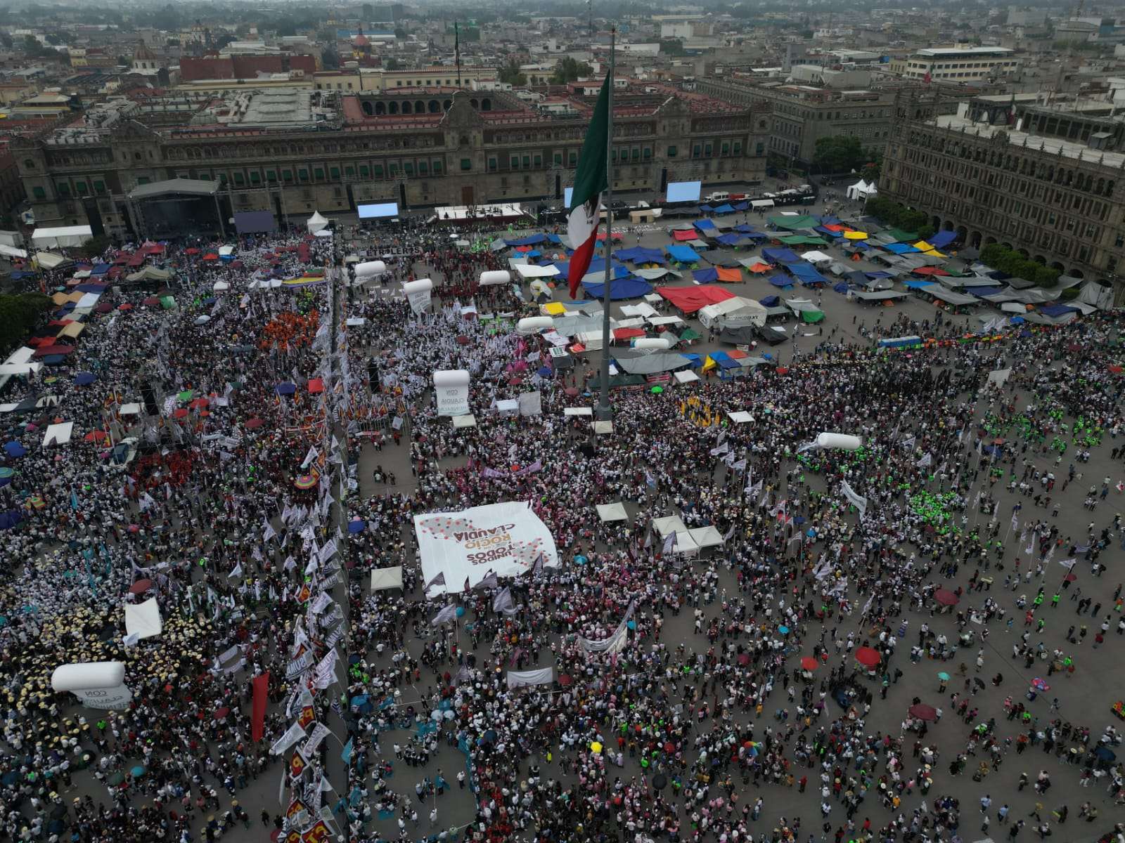 Simpatizantes de Sheinbaum llenan el Zócalo desde horas antes del cierre