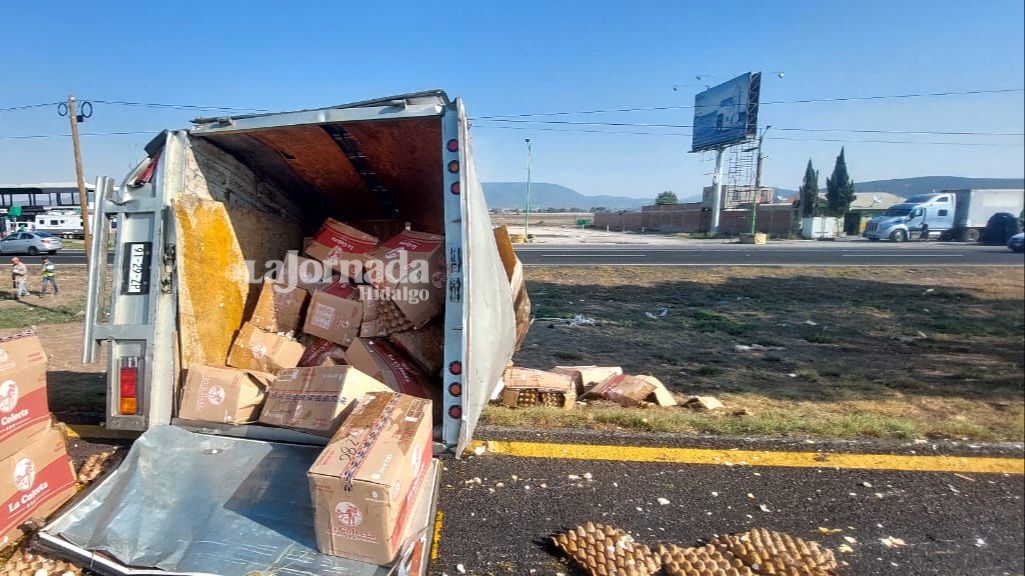 Autopista México-Pachuca: vuelca camioneta carga de huevo