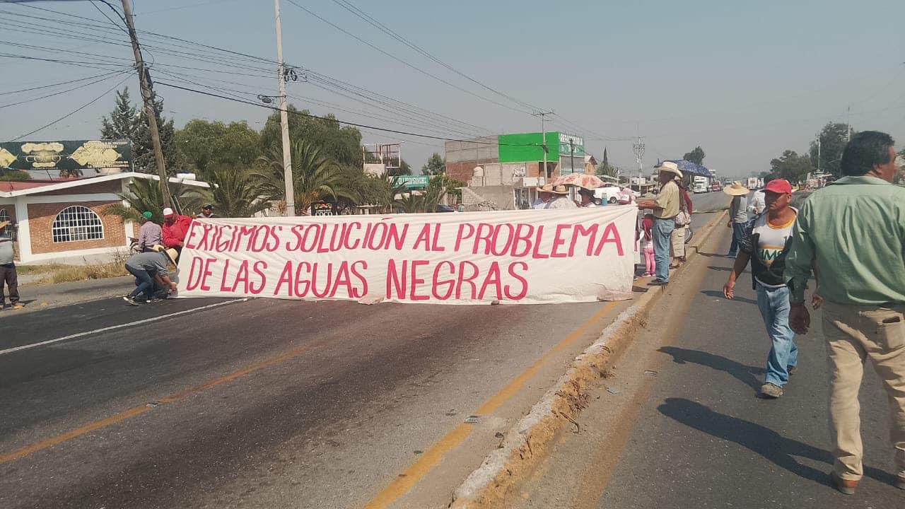 Actopan: campesinos bloquean la México-Laredo; exigen agua para riego