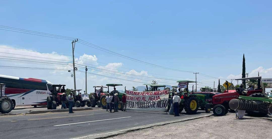 Campesinos bloquean carreteras en Hidalgo, exigen aguas de riego para cultivos