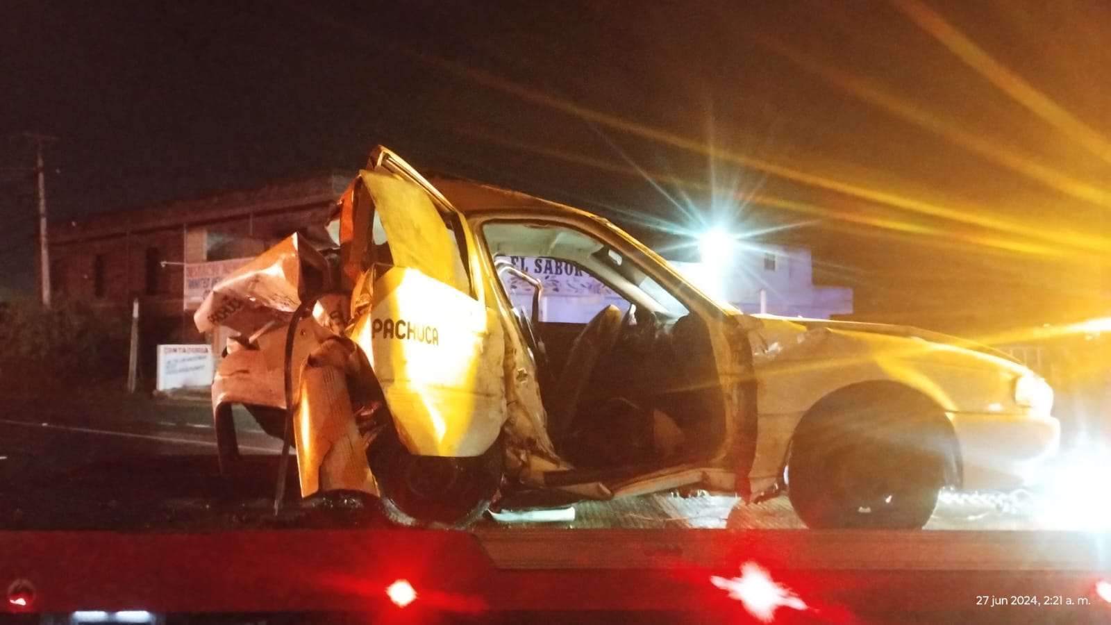 ¡Terrible accidente! Taxi queda deshecho tras chocar en la carretera Pachuca-Sahagún