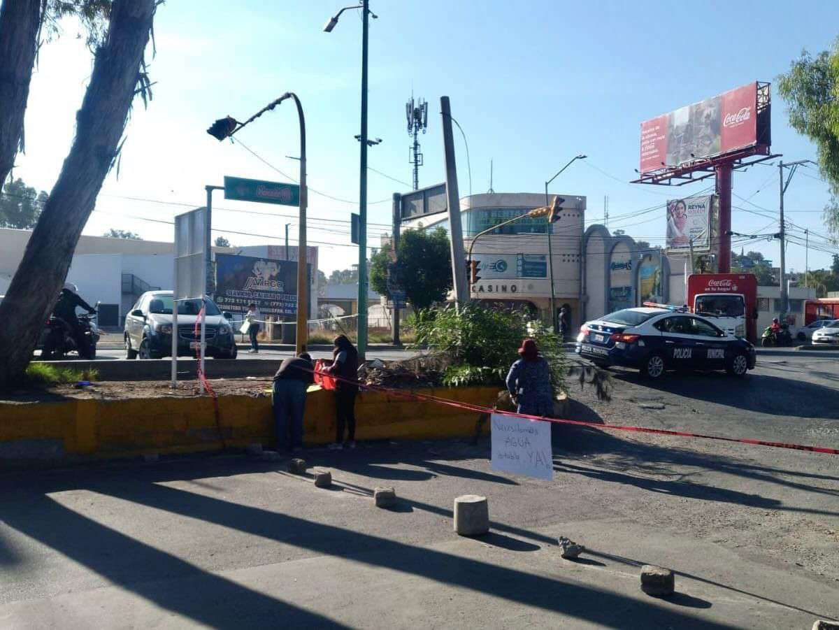 Tula: vecinos de la Unidad Habitacional PEMEX bloquean bulevar por falta de agua