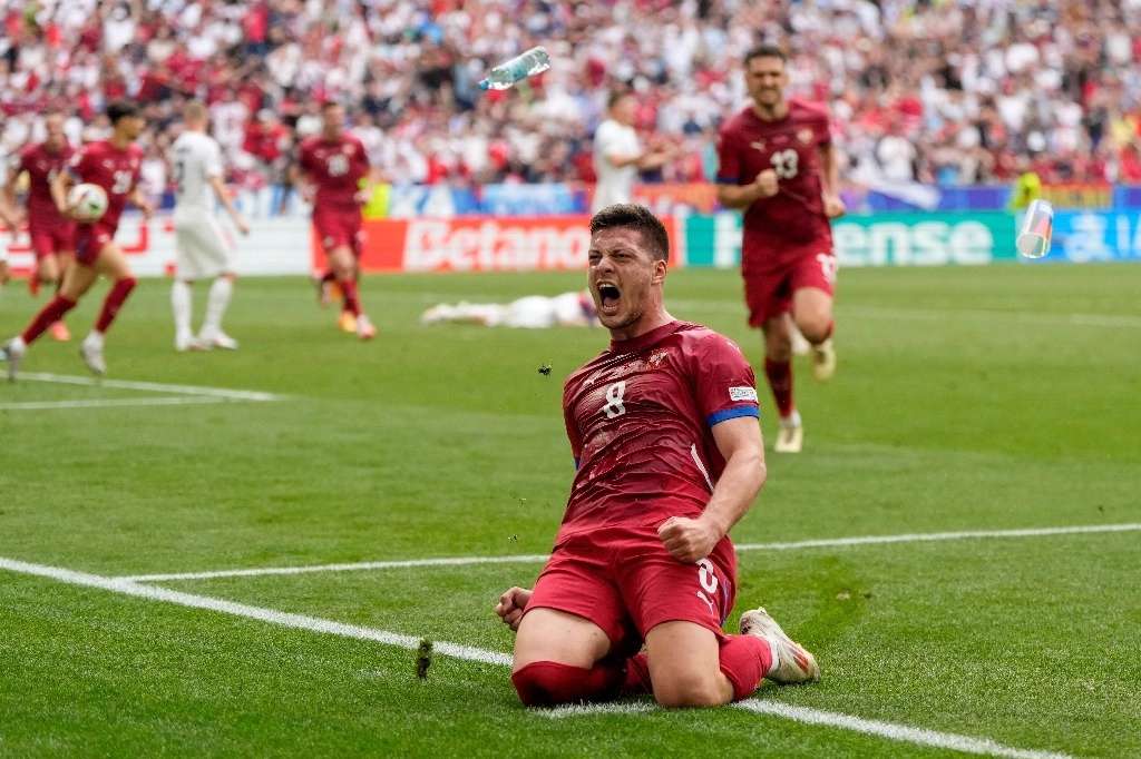 Jovic, con gol en el descuento, evita derrota de Serbia ante Eslovenia