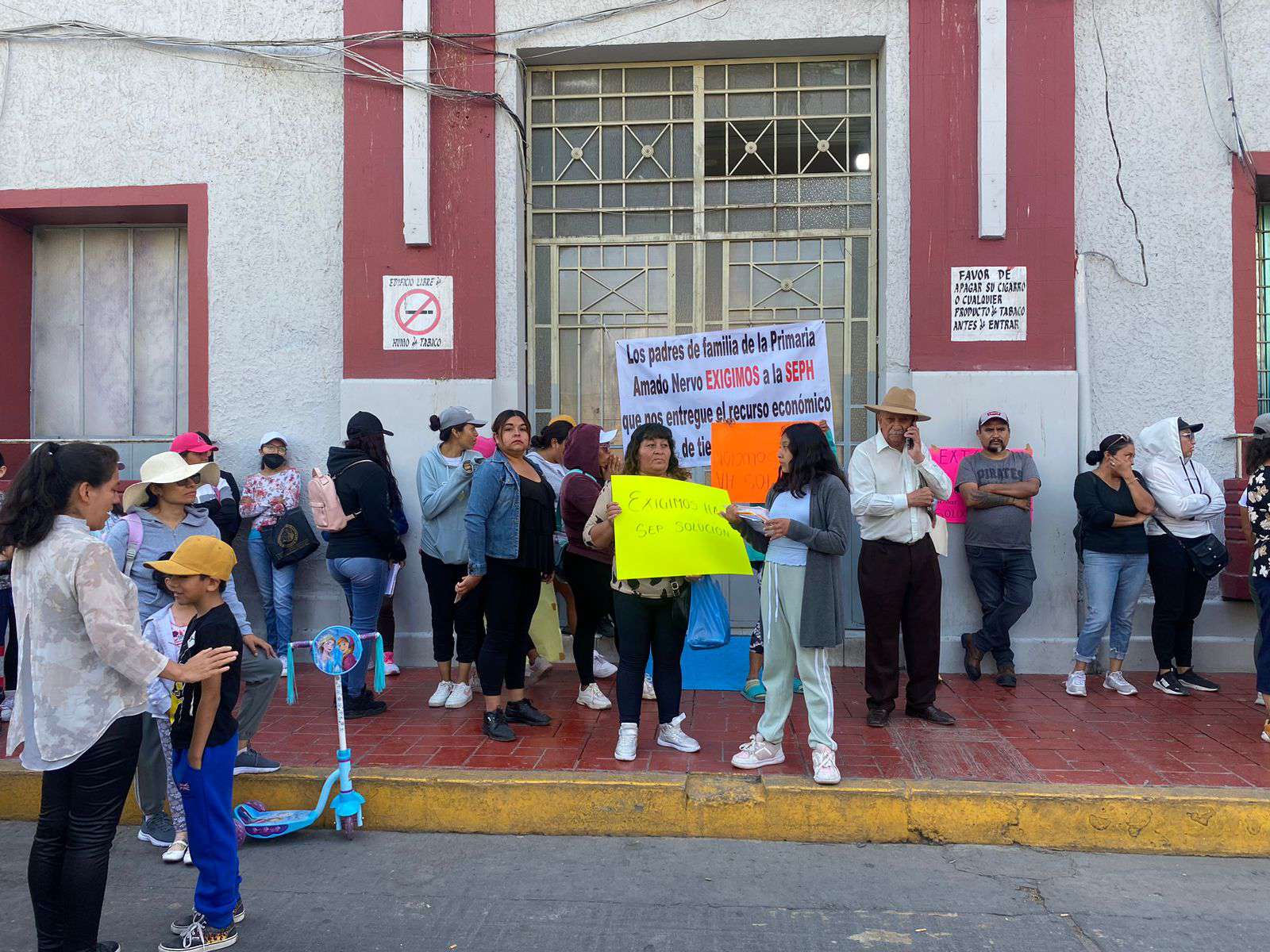 Mixquiahuala: padres de familia toman alcaldía; exigen devolución de dinero