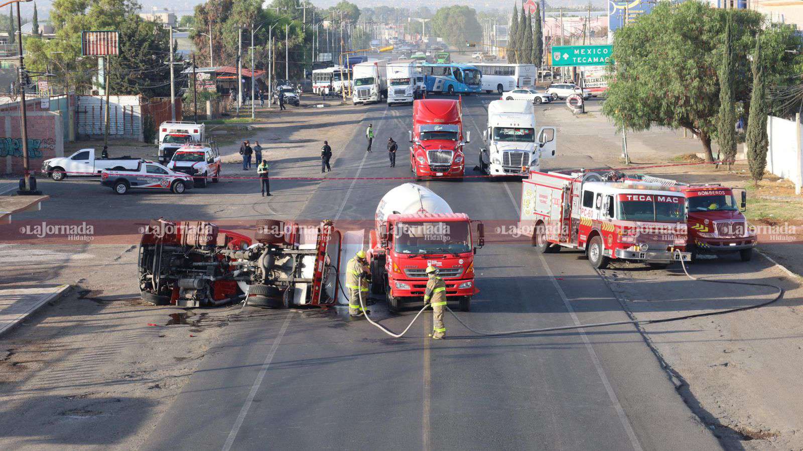 Carretera México-Pachuca: vuelca pipa de gas en Tecámac