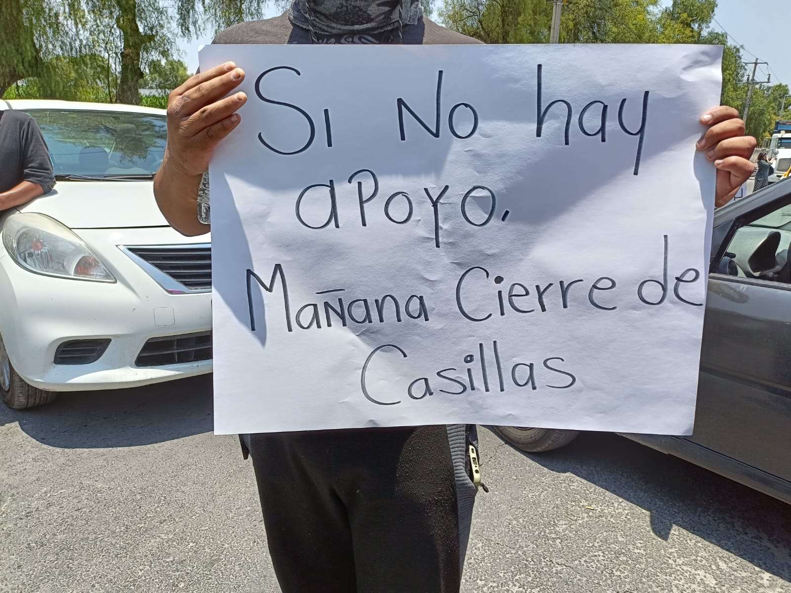 Bloquean carretera Tlaxcoapan-Tula, amagan con cerrar casillas mañana