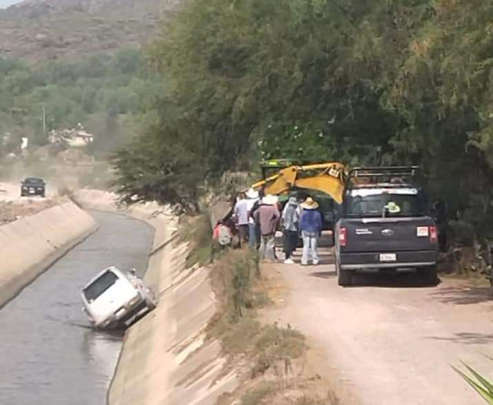 Francisco I. Madero: auto cae a canal de aguas negras; conductor sale ileso