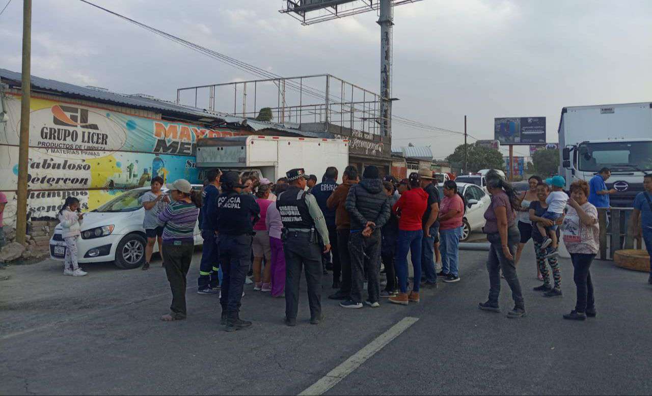 Bloqueos en carretera México Pachuca, exigen solución a problema con drenaje