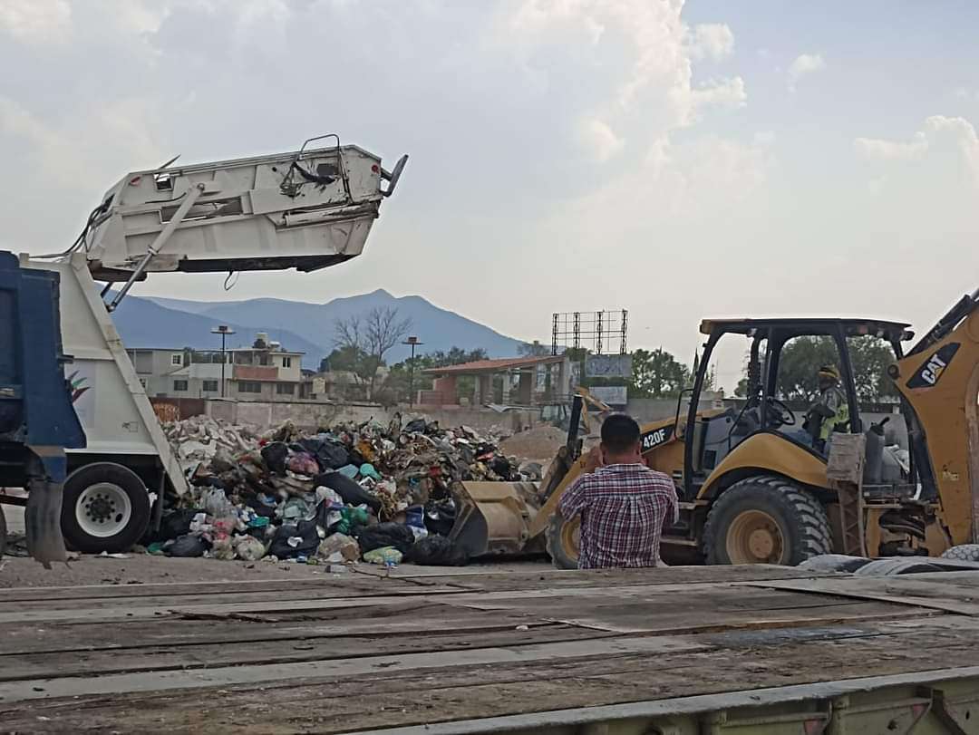 Pobladores acusan a alcalde de tirar basura de manera clandestina   