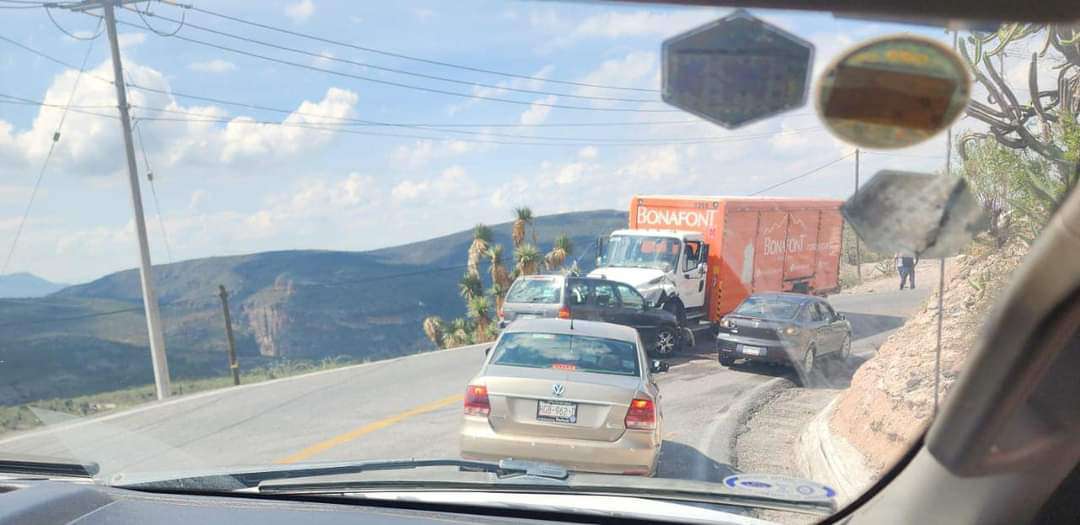 Tasquillo: por rebasar en curvas, camioneta se impacta contra camión