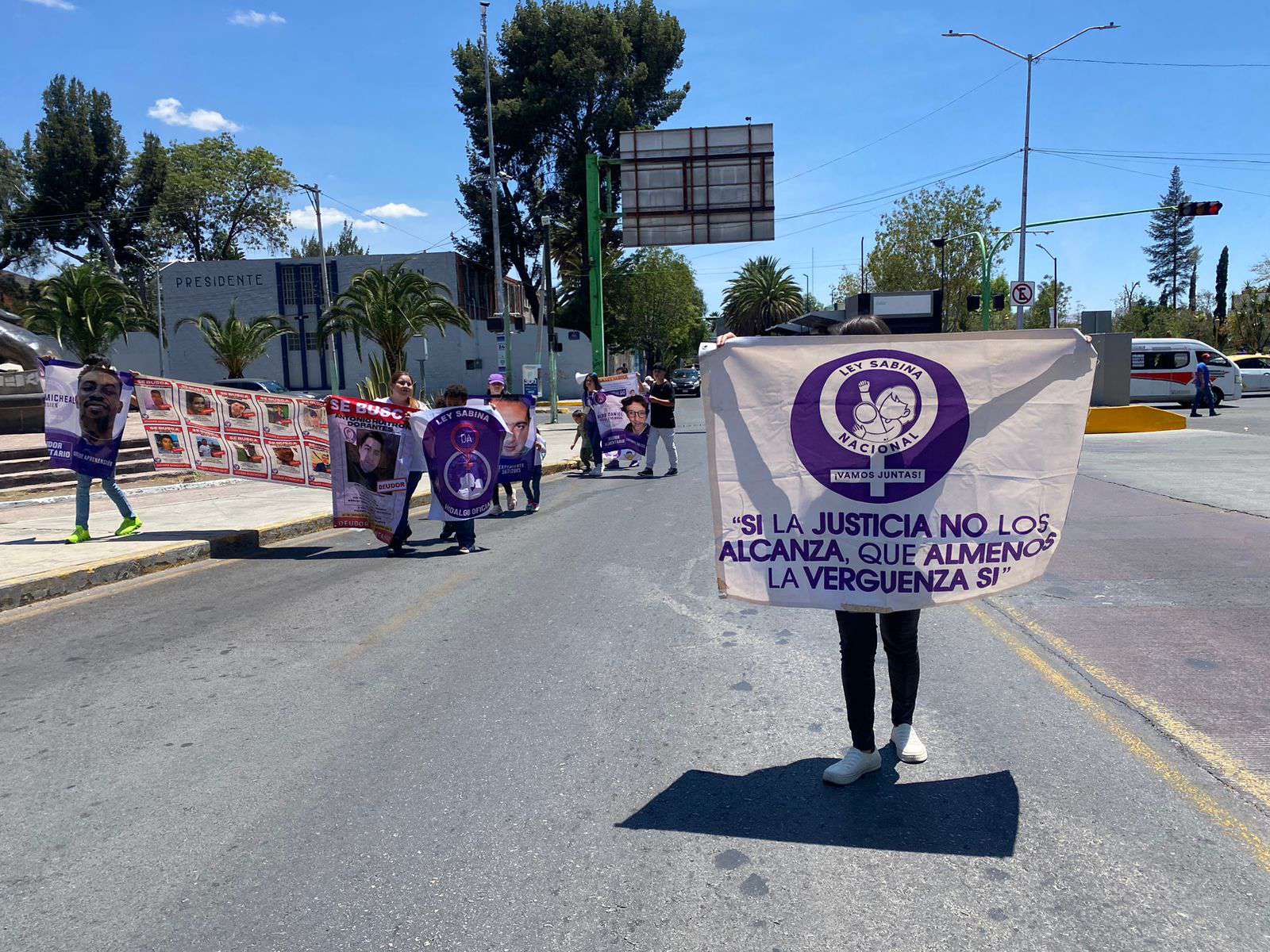 Pachuca: En Día del Padre, mujeres marchan contra deudores alimentarios