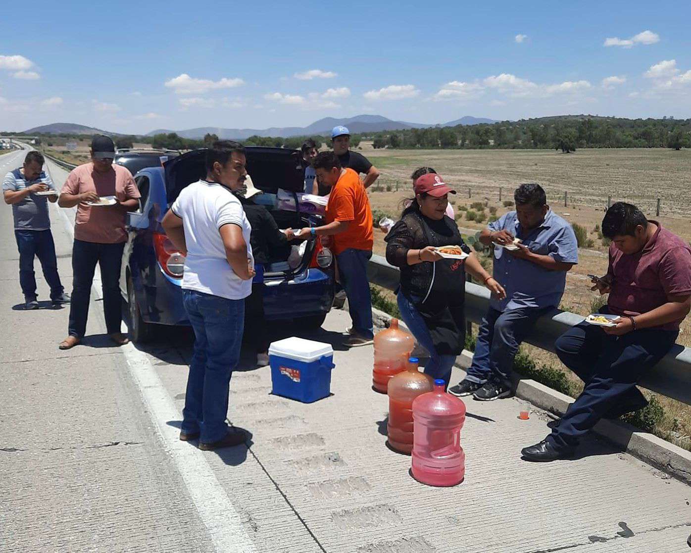 Llevan agua y comida a transportistas atrapados en el bloqueo en la autopista Arco Norte