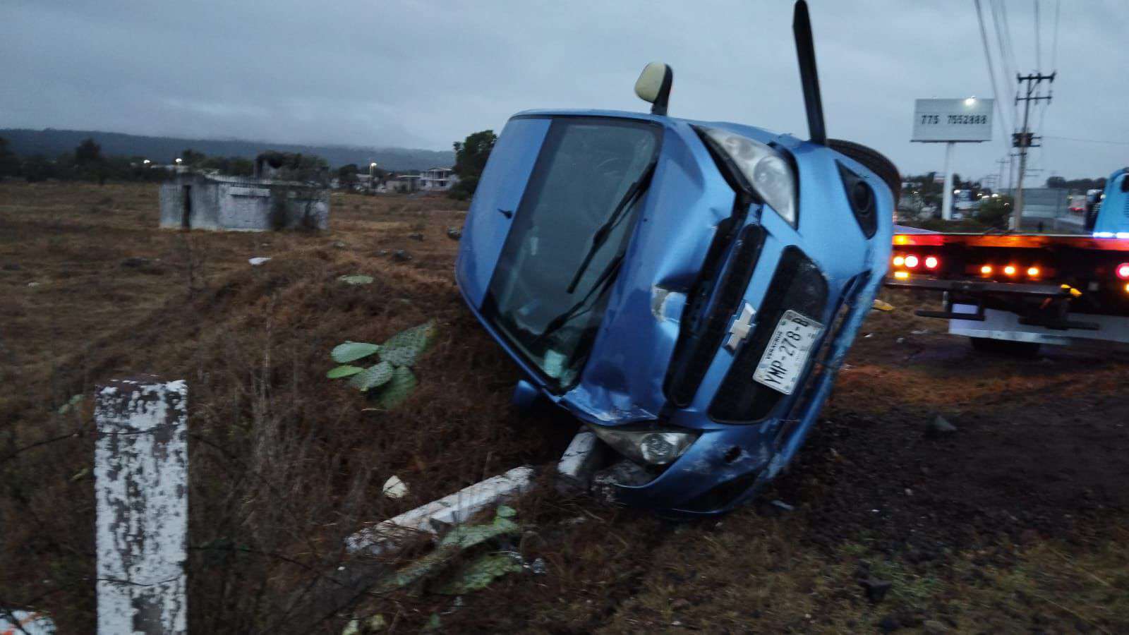 Accidente en Tulancingo: vuelca vehículo por exceso de velocidad y lluvias