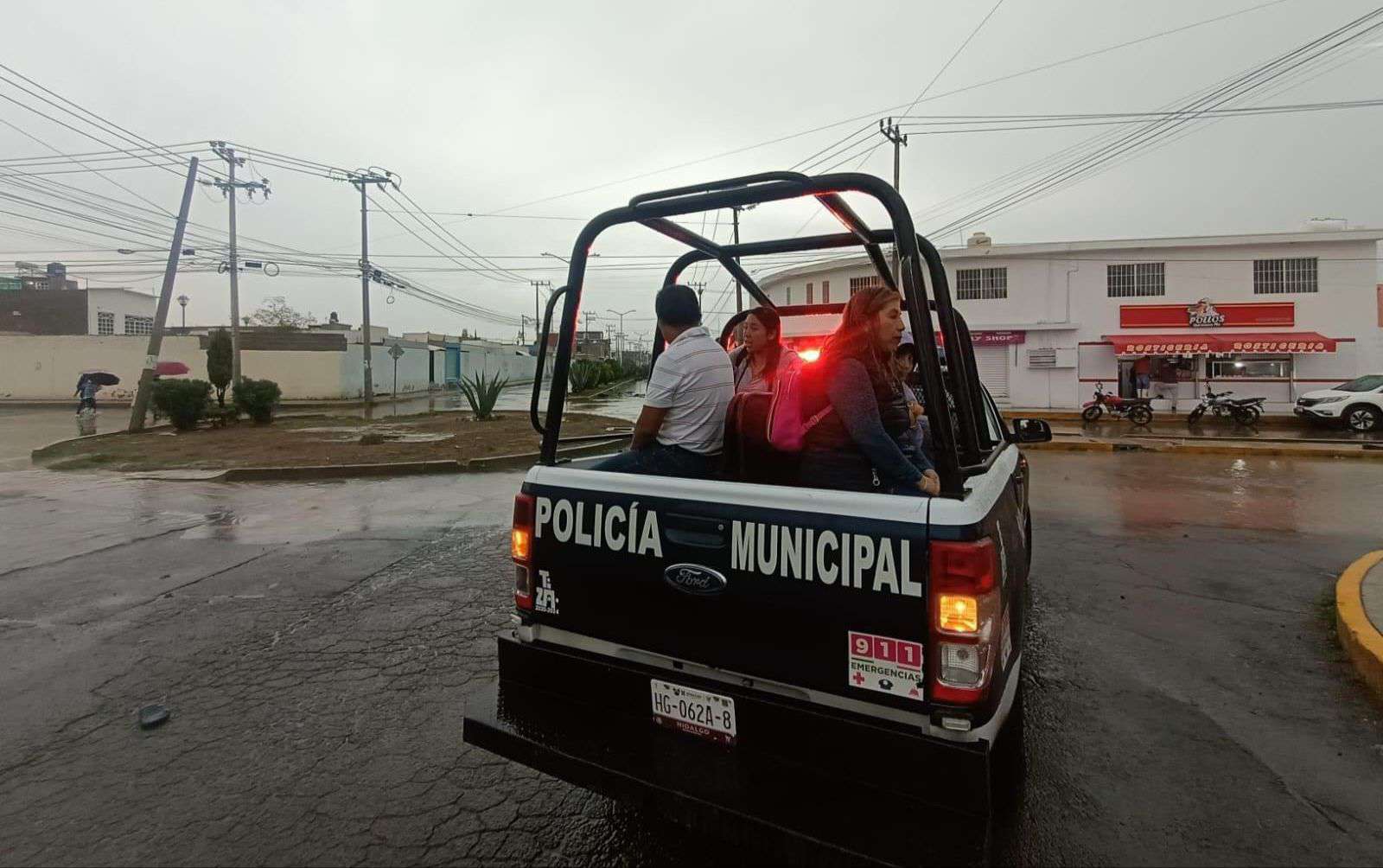 Patrullas y Protección Civil de Tizayuca ofrecen transporte después de la lluvia intensa