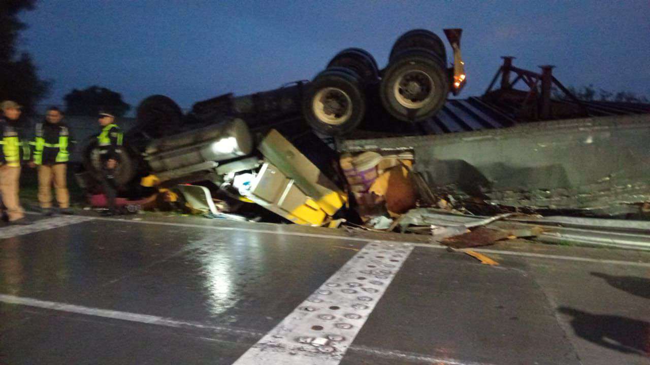 Vuelca tractocamión de carga sobre carretera que conduce al AIFA