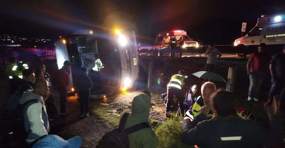 Vuelca autobús de pasajeros en la carretera México-Tuxpan; hay cinco lesionados