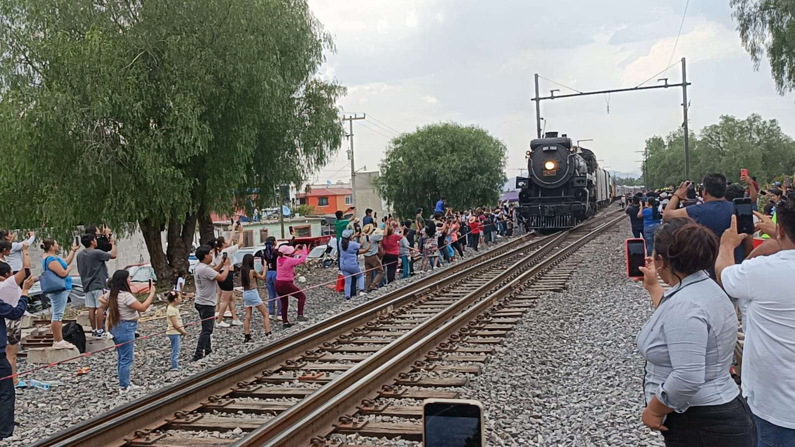 Paso de la locomotora Empress 2816 por Tula de Allende