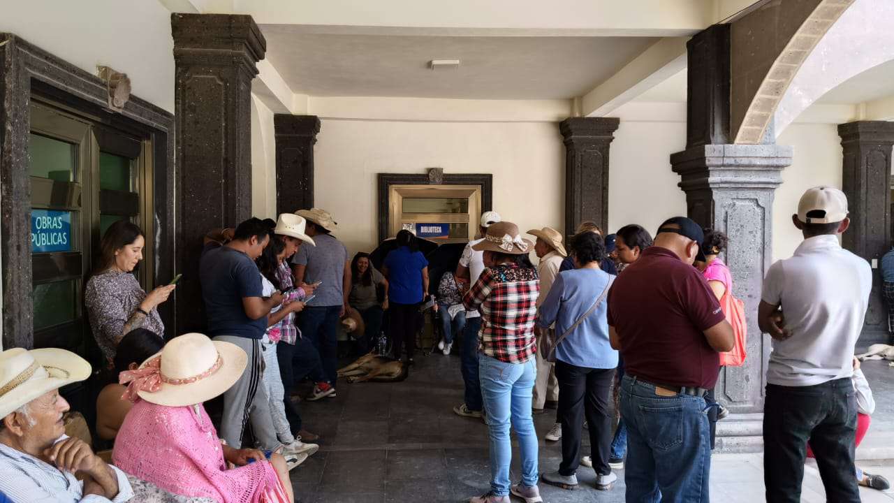 Golpean a manifestantes en la presidencia municipal de Tepetitlán