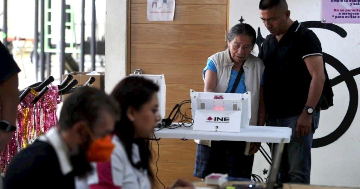 Dos muertos en Puebla tras ataques a centros de votación