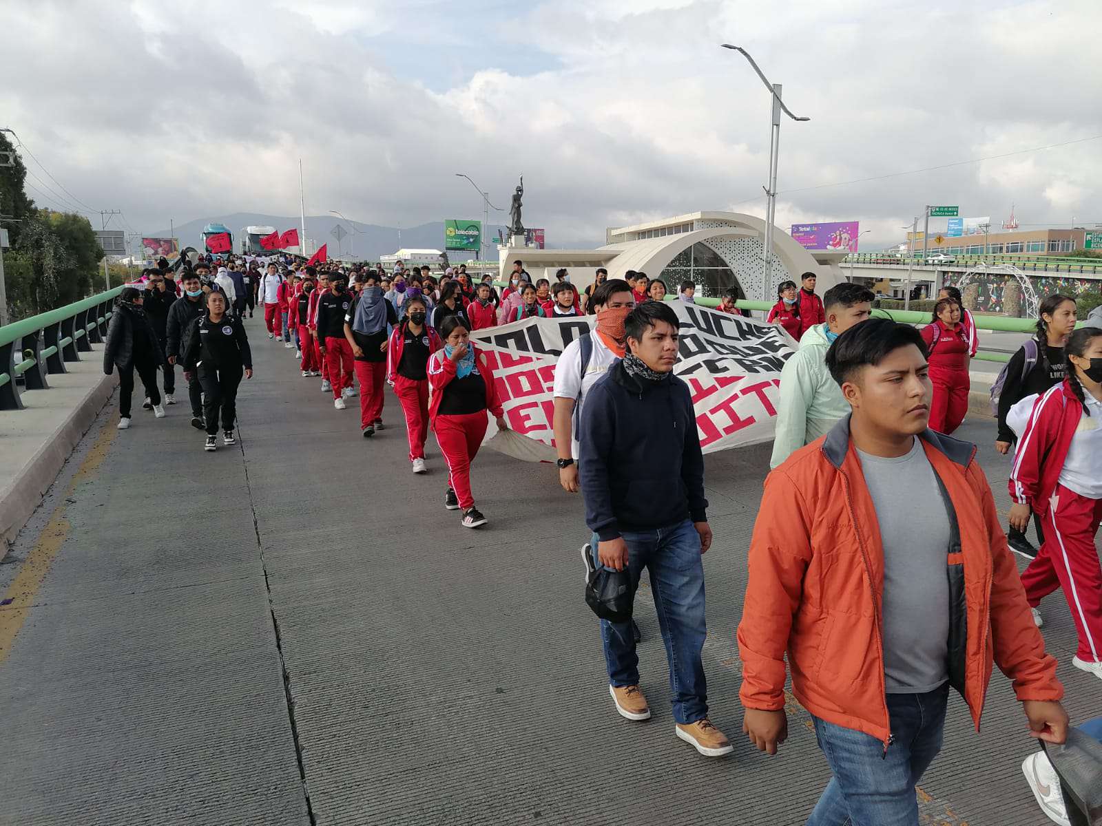 Estudiantes de “El Mexe” provocan caos vial en Pachuca, bloquearon el bulevar Felipe Ángeles