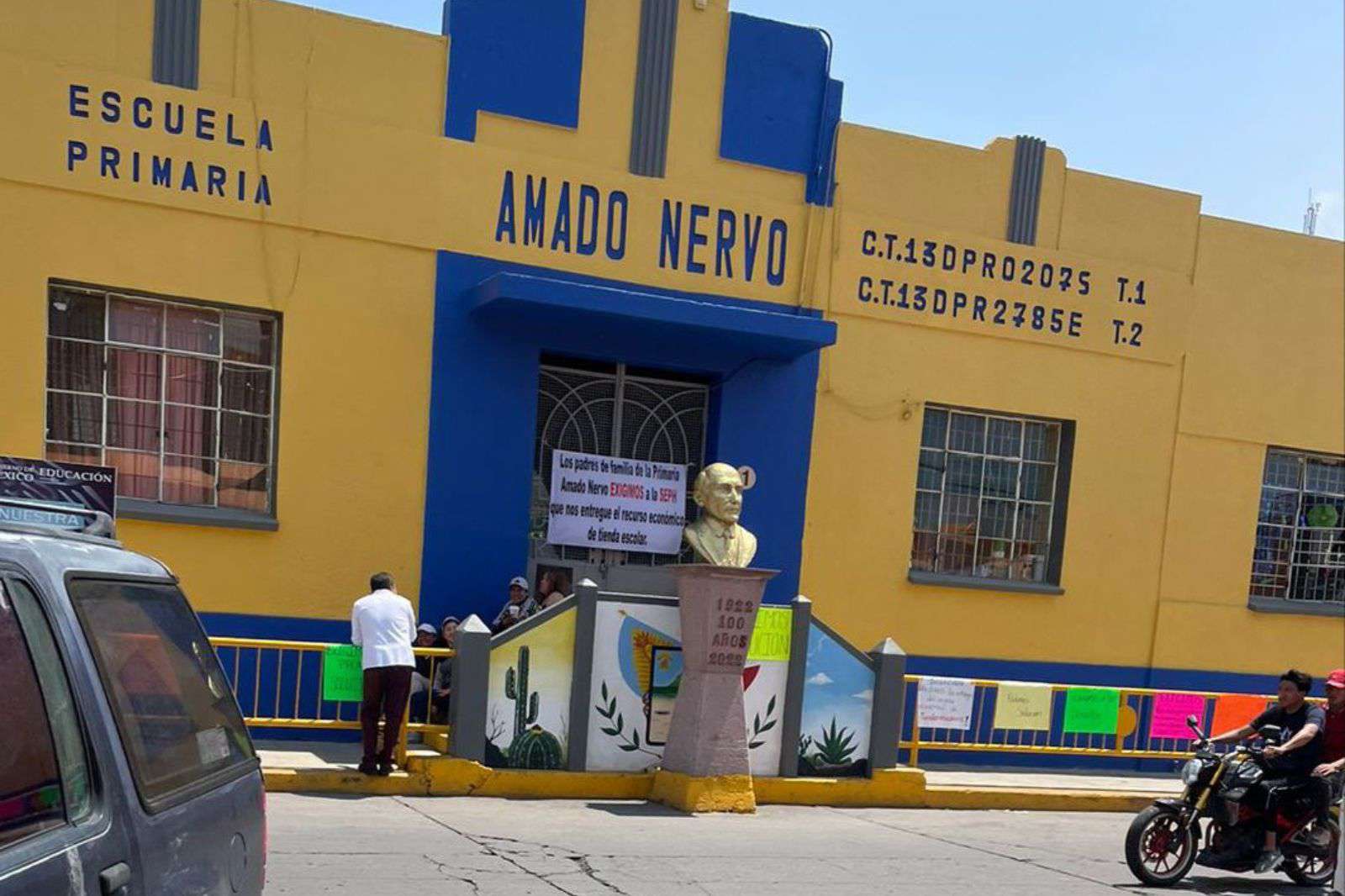 Se manifiestan en escuela primaria Amado Nervo, esto piden los padres de familia