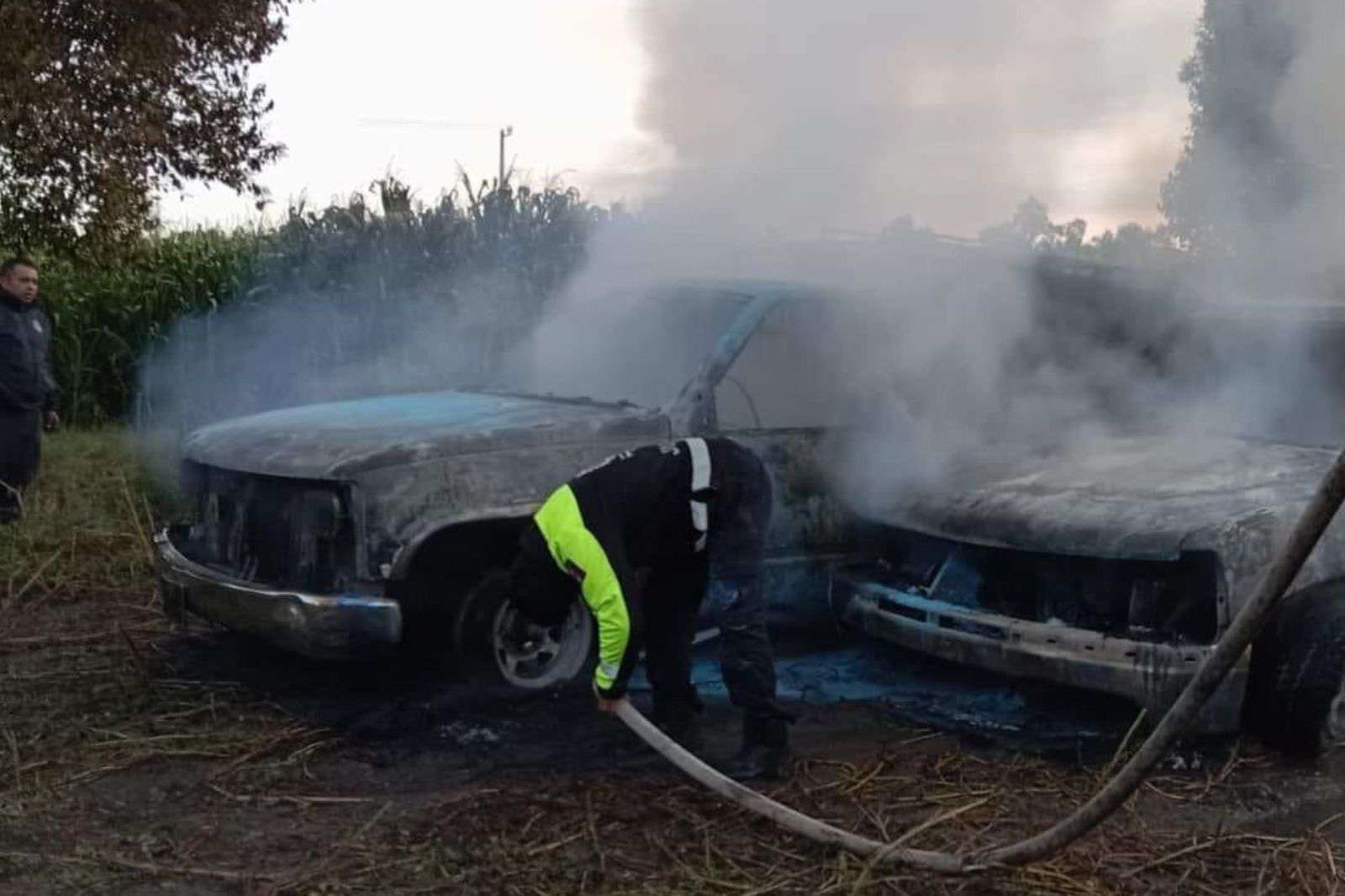 Se incendian dos camionetas en Tlaxcoapan