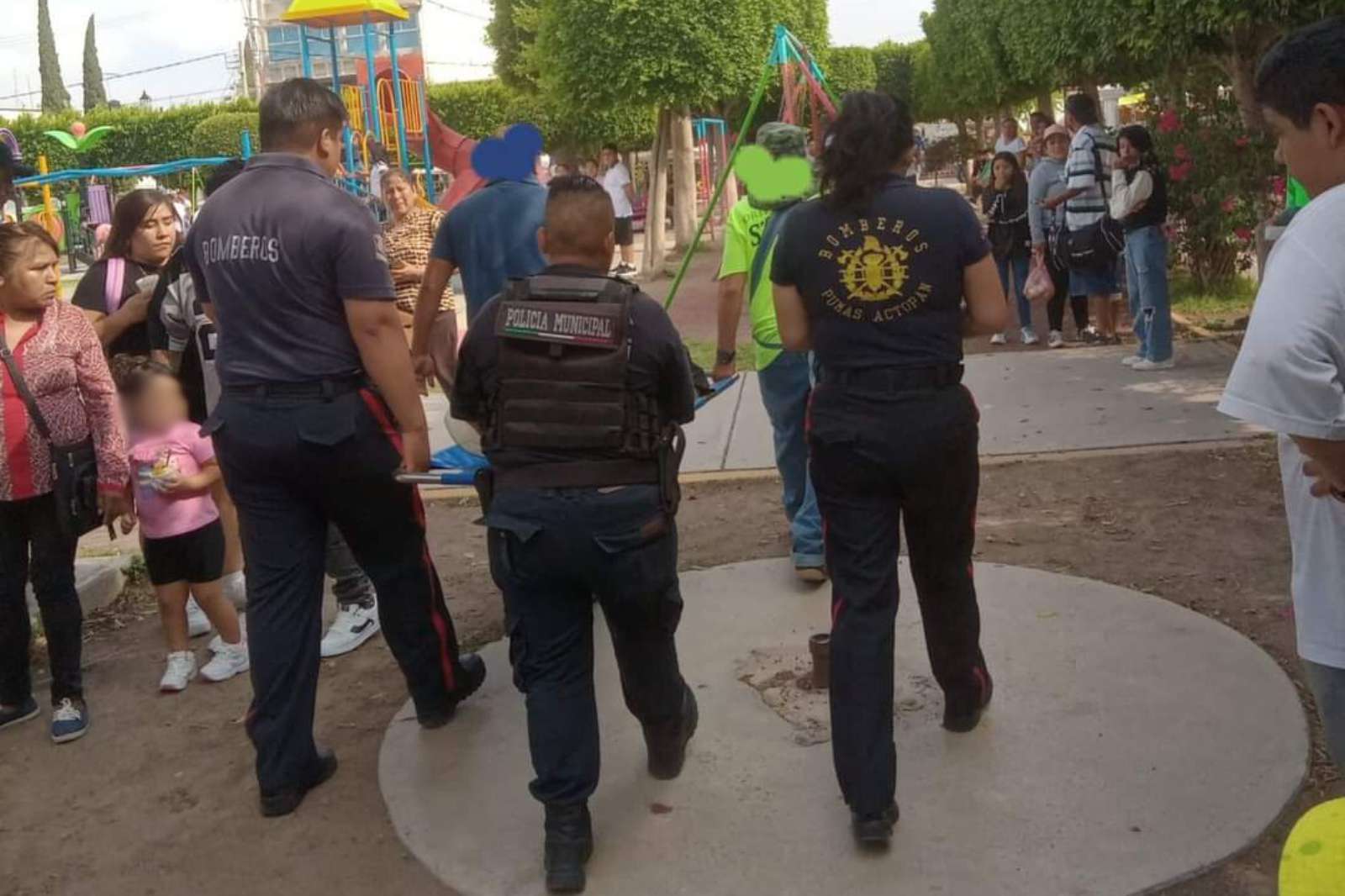 Menor de edad cae de un árbol en parque de Actopan