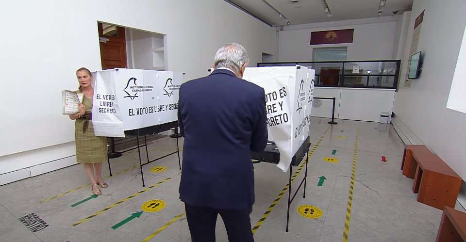 AMLO y Gutiérrez Müller acuden a emitir su voto