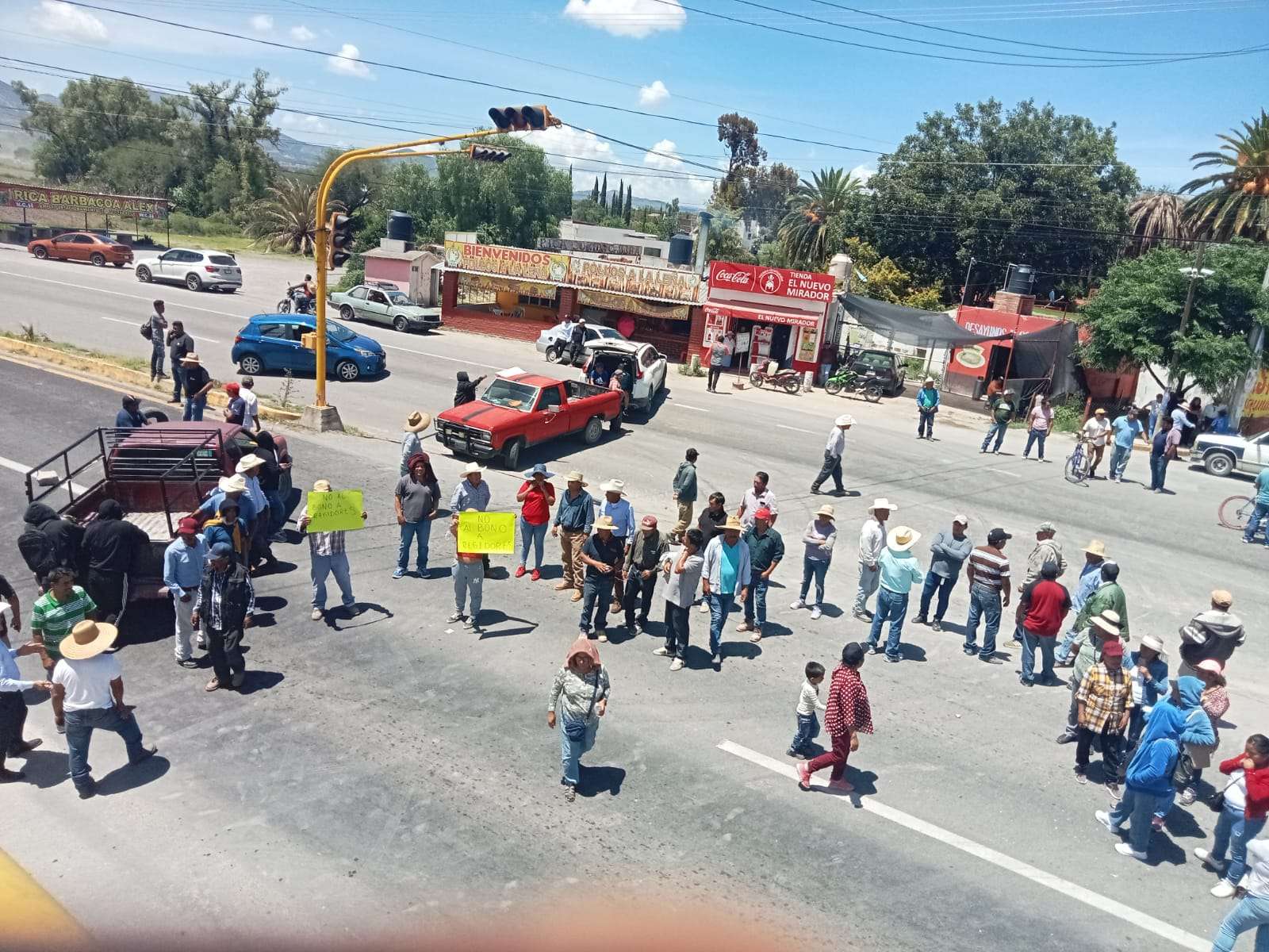 Por incumplimiento de obras, pobladores de San Salvador cierran carretera