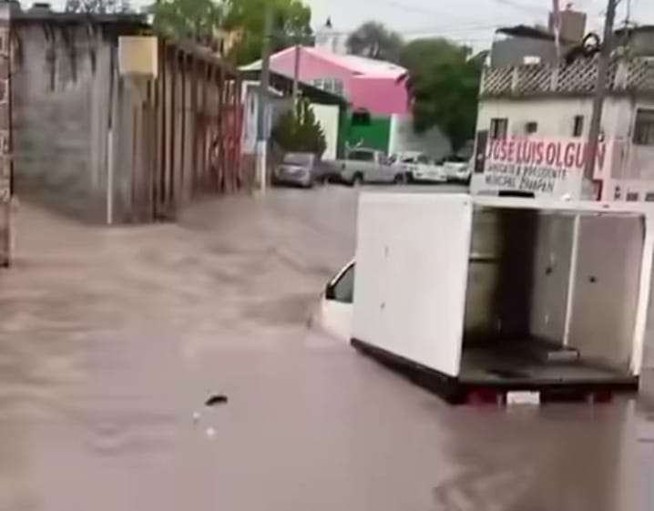 Lluvias inundan calles de Zimapán