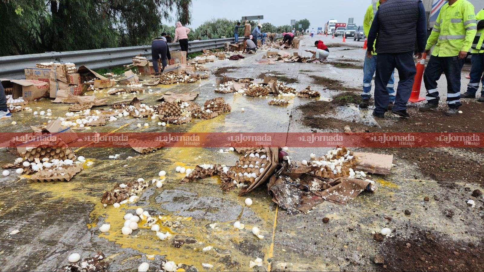 Arco Norte: tráiler con cajas de huevo sufre accidente; pobladores rapiñan carga