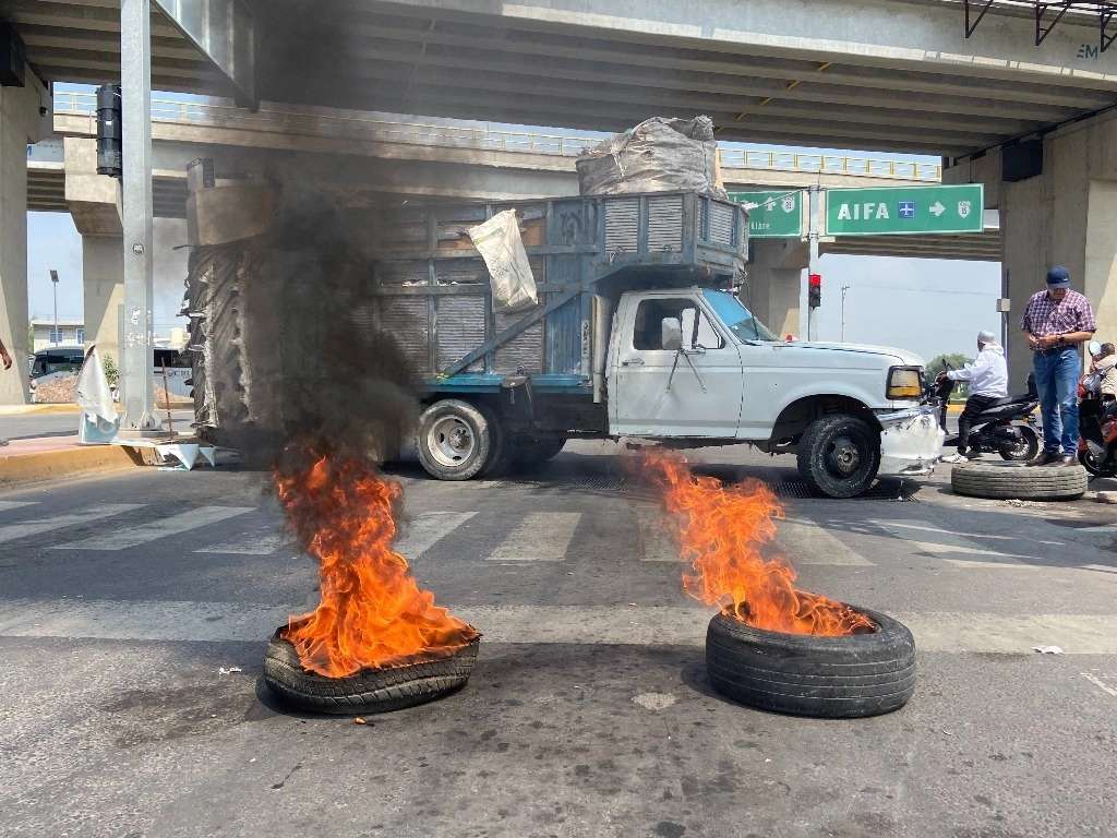 Ejidatarios bloquean tránsito de Ecatepec al AIFA por conflicto territorial