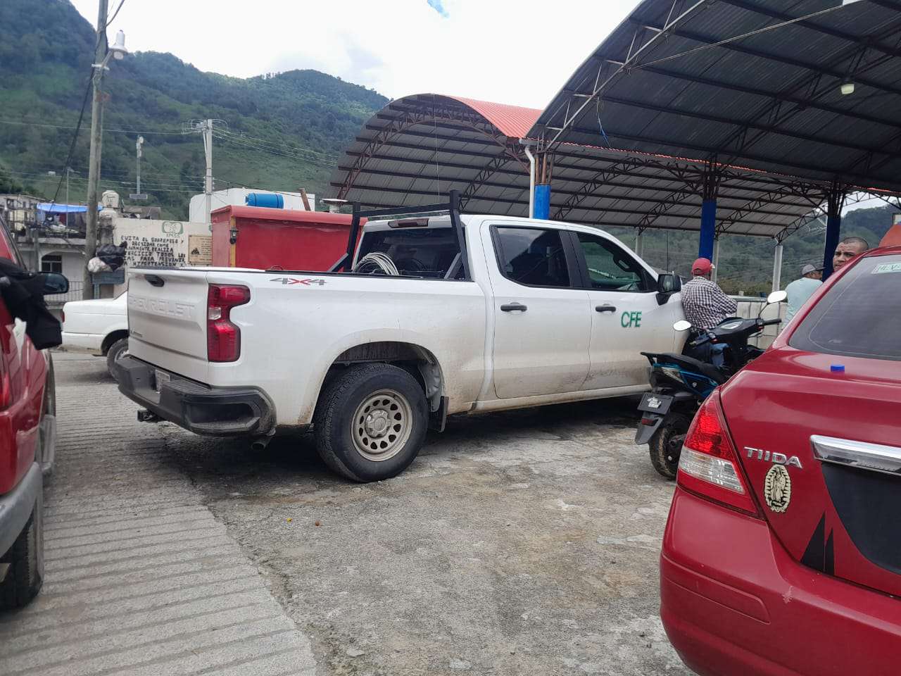 Tenango de Doria: retienen a unidad de CFE y bloquean carretera por falta de luz