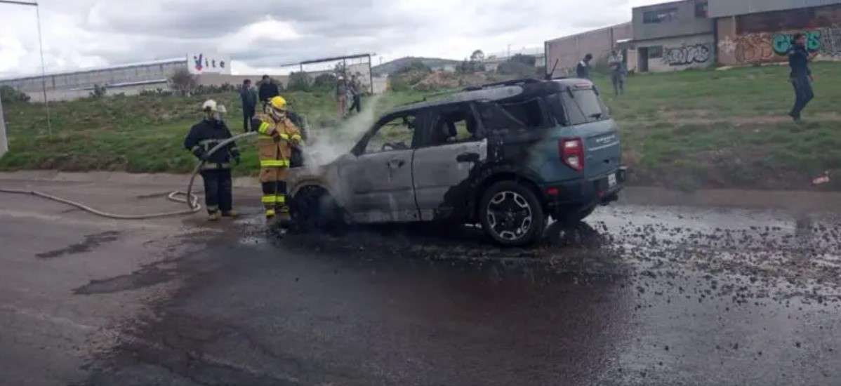 Camioneta se incendia en Pachuca, esto sabemos