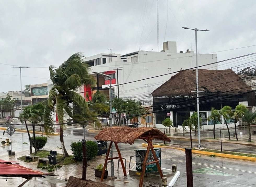 ‘Beryl’ toca tierra como huracán categoría 2 en Tulum, Quintana Roo