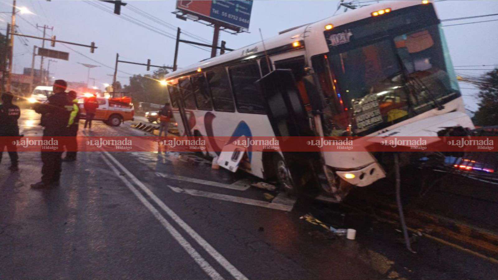 Carretera libre México-Pachuca: autobús de pasajeros se estrella en estación de Mexibús