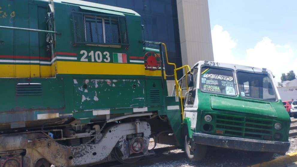 Tren impacta a microbús y deja saldo de cuatro heridos en Tlalnepantla