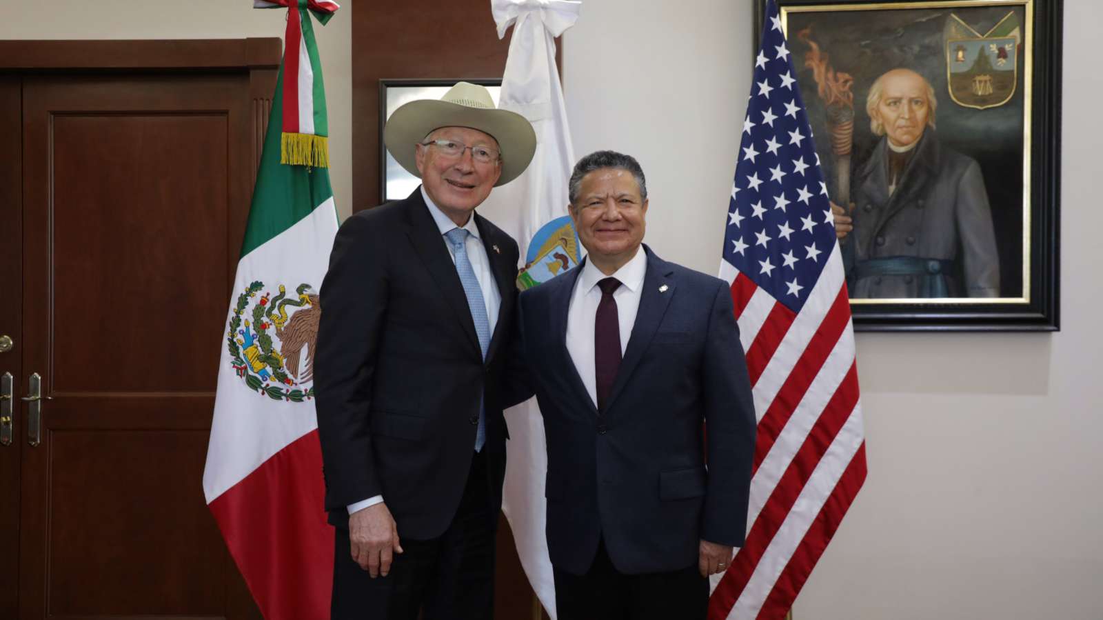 Ken Salazar coincide con gobernador sobre oportunidades para Hidalgo