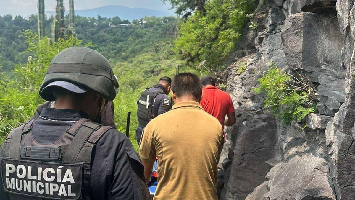 Protección Civil auxilia a hombre que cayó a un barranco en Progreso de Obregón