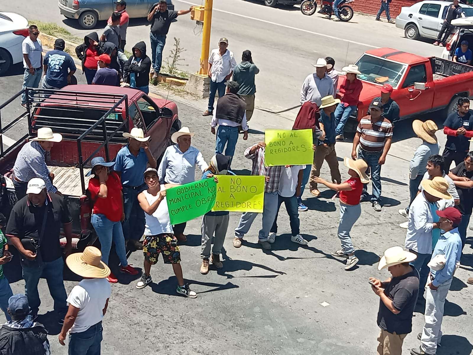 Pobladores de San Salvador mantienen bloqueo en la México-Laredo